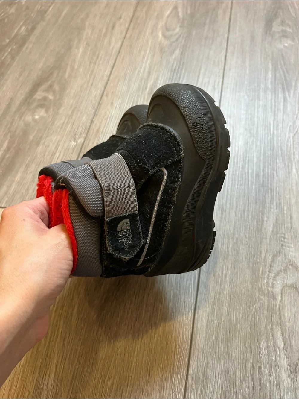The North Face Toddler Size 7 Alpenglow II Snow Winter Boots in Black and Red